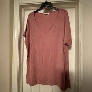 Zenana Short Sleeve Side Slit Low Hem V Neck Top